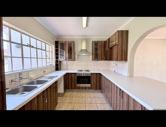 2 BEDROOM APARTMENT FOR SALE IN BRYANSTON